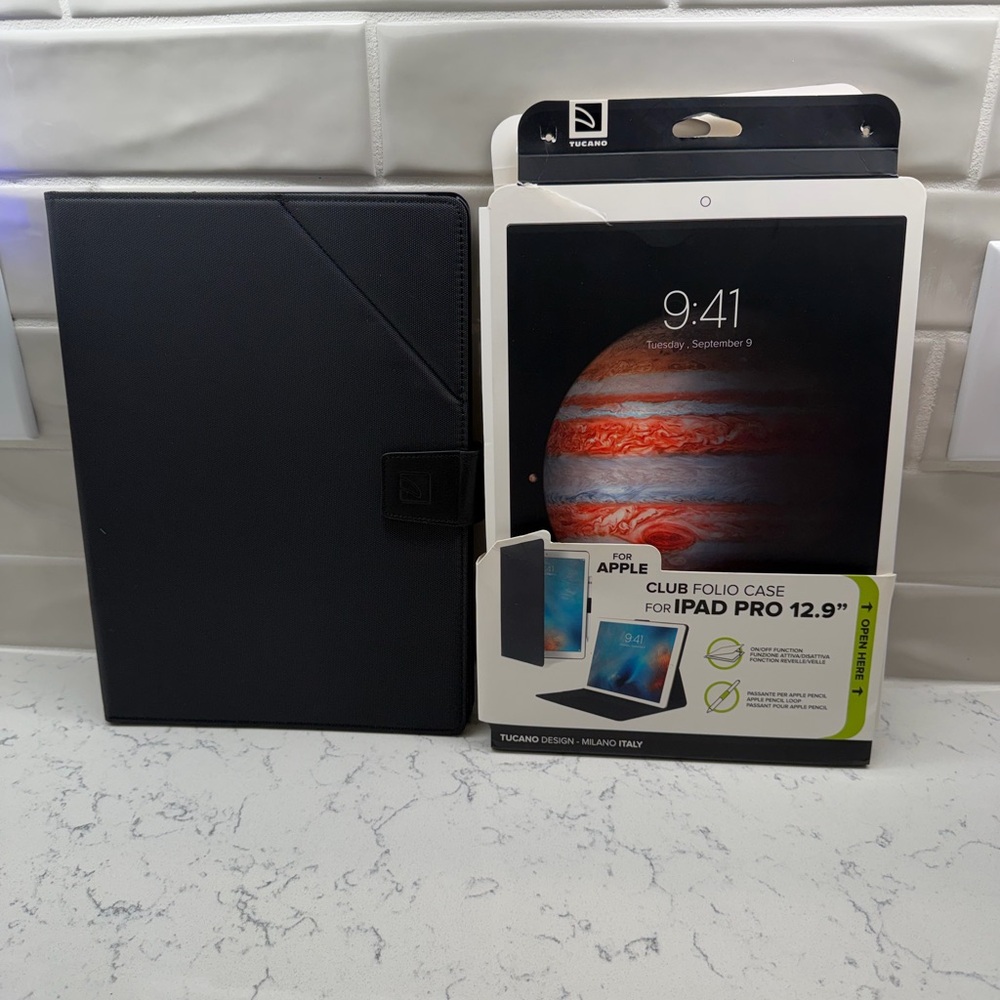 Apple 12.9” iPad Pro 128 GB (2nd Generation) Tablet in Gold comes with 2 cases. - Picture 12 of 16